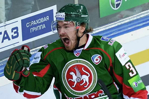 Экс-хоккеиста обвинили в ресторанном дебоше